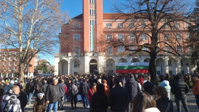 Десетки се събраха на протест в Плевен заради безводието