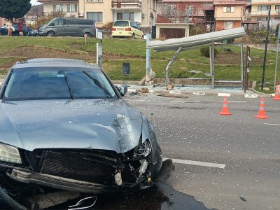 Кола се вряза в автобусна спирка в Свети влас (СНИМКИ)