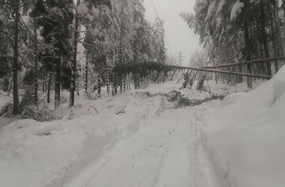 Работата по възстановяване на електрозахранването в части от Западна България