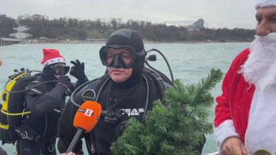 Подводно коледно настроение в Бургас Часове преди празника водолази се