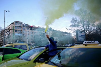 Жълти стотинки полетяха към сградата на Асоциацията на застрахователите в