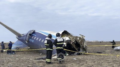 Самолет на азербайджанските авиолинии с 67 души на борда се