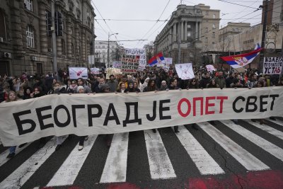 Масови студентски протести в Сърбия продължават да търсят отговорните за