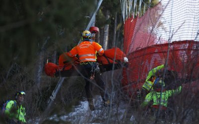 Швейцарецът Джино Кавизел падна жестоко в началото на супергиганския слалом