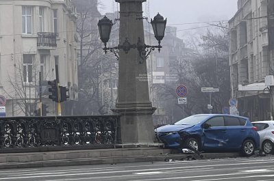 Кола се вряза в една от каменните колони на Орлов