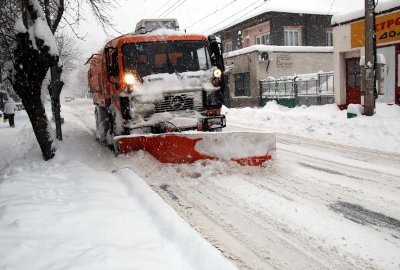 Пиян и дрогиран младеж преби шофьор на снегорин, в побоя се включила и компанията му