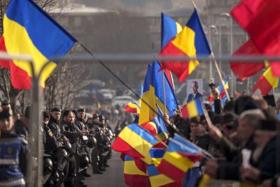 В Букурещ няколко хиляди души излязоха на протест пред Конституционния