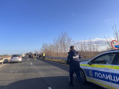 Катастрофа затруднява движението по пътя Бургас - Слънчев бряг (СНИМКИ)