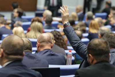 Парламентът гласува срокът за внасяне на предложения между първо и