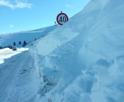 Продължава разчистването на 3 метровите преспи на Троянския проход Снегорините