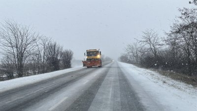 Затруднено е движението по Подбалканския път край Гурково