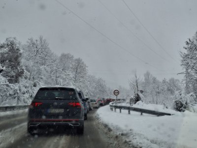 Обилен снеговалеж затруднява движението през прохода Предела