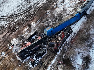 Работници оглеждат и почистват района в близост до село Локорско