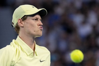 Синер крачи уверено към осминафиналите на Australian Open