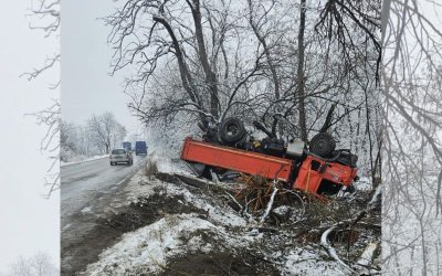 Камион се удари в дърво и се преобърна край пътя на изхода на Пловдив