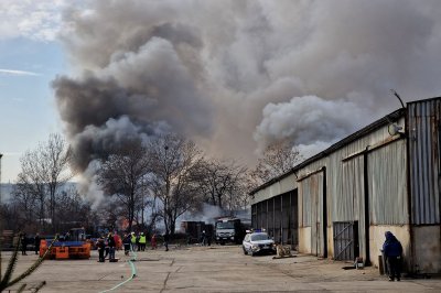 Големият пожар в Бургас вече е локализиран, една жена е в болница, няма замърсяване на въздуха
