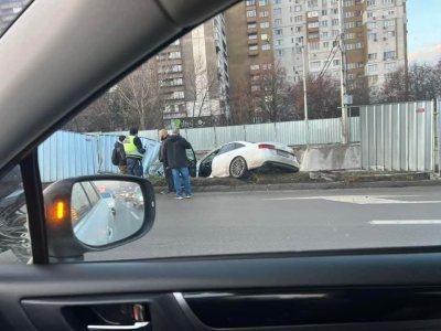 Кола пропадна в изкоп на столична метростанция