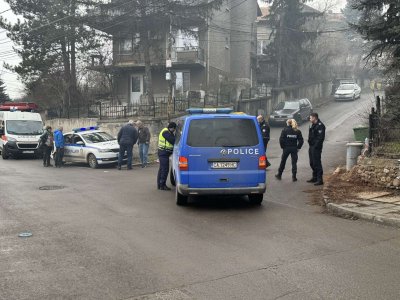 Издирват двама души мъж и жена след взрива в Банкя