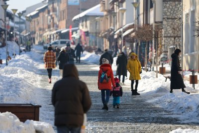 И днес на места в котловините и равнините е мъгливо