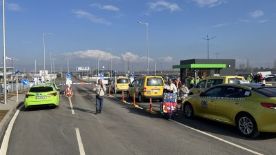 Taxi drivers stage a protest in front of Terminal 2 of Sofia Airport (photos)