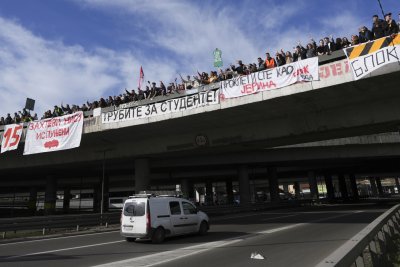 Сръбските студенти продължават протестния си поход от Белград до Нови