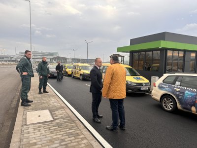 Недоволство на таксиметрови шофьори след въведените промени за организация на