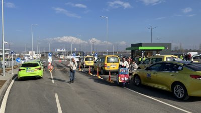 Таксиметрови шофьори се събраха на протест пред Терминал 2 на