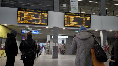 Технически проблем забави движението на влаковете на Централна гара София