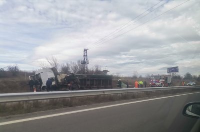 Камион се обърна в канавка на магистрала "Струма"