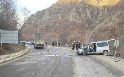 Тежка катастрофа между лек автомобил и камион затвори за движение