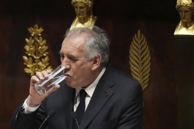Френското правителство оцеля при вот на недоверие