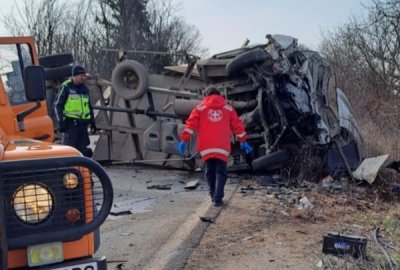 Жена е загинала при катастрофа между лека кола и бус