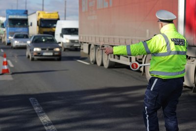 Близо 4 часа пътната отсечка между село Лъка и град