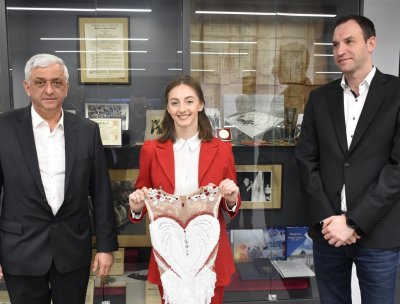 Боряна Калейн дари трикото си от Олимпийските игри в Париж на НСА
