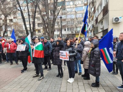 Десетки животновъди от Карловския регион протестираха пред Съдебната палата в