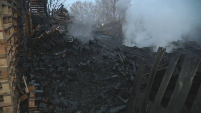 Все още тлее пожарът в склада за пелети между "Илиянци" и "Требич" в София
