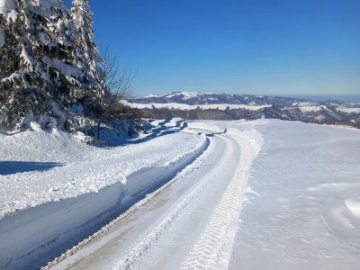 Ново свлачище при прохода Троян – Кърнаре затруднява движението по