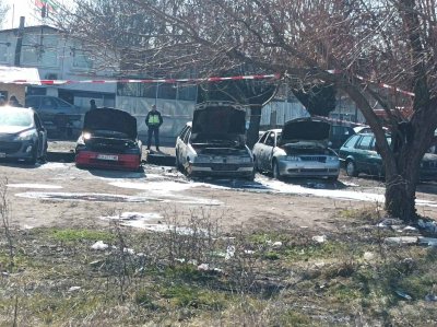 Лек автомобил и микробус горяха в района на Централна гара в София (СНИМКИ)