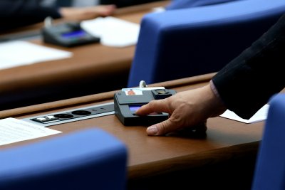Спорове около декларацията за неучастие на български военни в Украйна - въпреки това бе приета