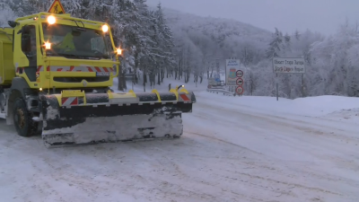 Оранжев код в 5 области за обилни снеговалежи, какво съветват от АПИ?