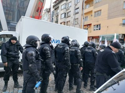 Шестима задържани и десет пострадали полицаи след щурма на "Възраждане" на сградата на ЕК в София