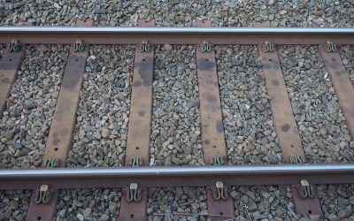 Локомотив е ударил влакова композиция на пътнически влак на гарата