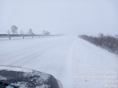 Затвориха автомагистрала Тракия в участъка Карнобат Бургас Пътната настилка се