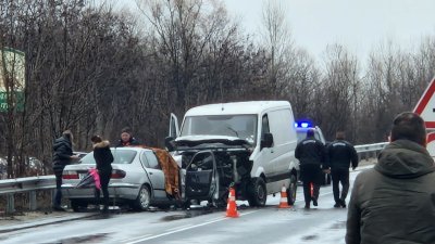A man died after a serious car crash in Plovdiv district, a woman is in serious condition