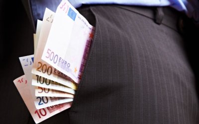 School director arrested while receiving a bribe from a company involved in renovating the school with European funds