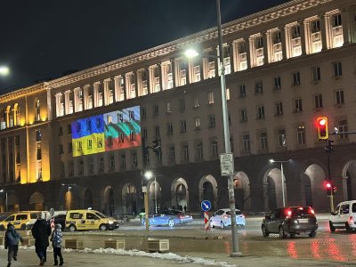 В знак на солидарност: Осветиха с украинското и българското знаме сградата на Министерския съвет