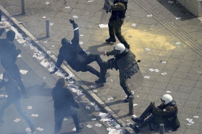Гняв и скръб в Гърция: Протестиращи замеряха полицаите с коктейли "Молотов"