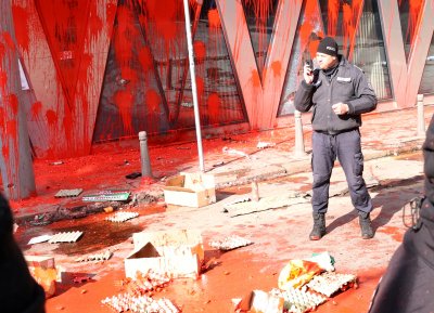 "Democrats for a Strong Bulgaria" condemn the acts of violence and vandalism committed by representatives of Vazrazhdane party in front of the European Commission office in Sofia