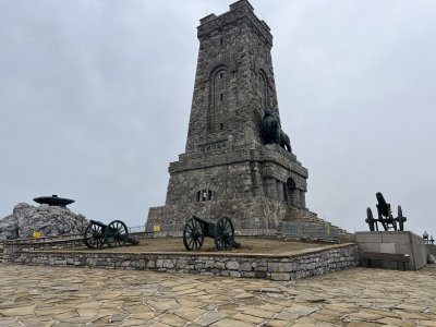 Преди празника - разчистват стъпалата към Паметника на свободата