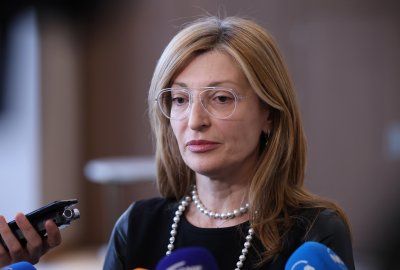 Екатерина Захариева: Недопустимо е да се поругава сградата на ЕК - все едно да палим и рушим собствения си дом